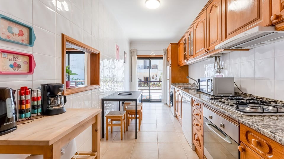Cook up your favourite meals in this bright and fully equipped kitchen.
#FullyEquippedKitchen #LagosApartment #AlgarveGetaway #BalconyDining #HolidayCooking