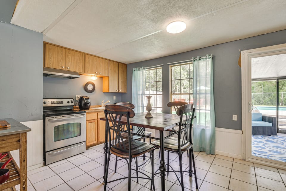 Dining Area | Dishware & Flatware | Central A/C & Heat