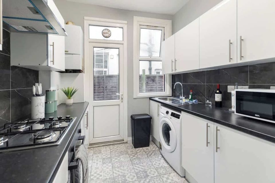 - Fully equipped kitchen with oven, washer, and microwave  
- Bright space with easy access to the outdoor area  
- Perfect for cooking meals during your stay  