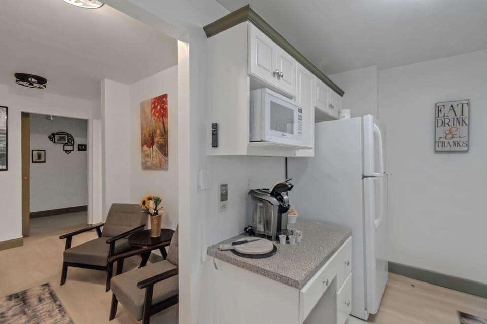 Condo, 3 Bedrooms, Private Bathroom | Private kitchen | Full-size fridge, microwave, oven, stovetop