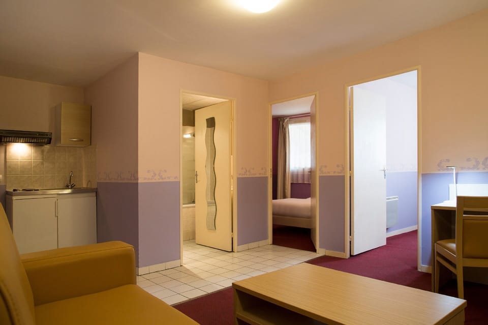 Classic Apartment | Desk, travel crib, free WiFi, bed sheets