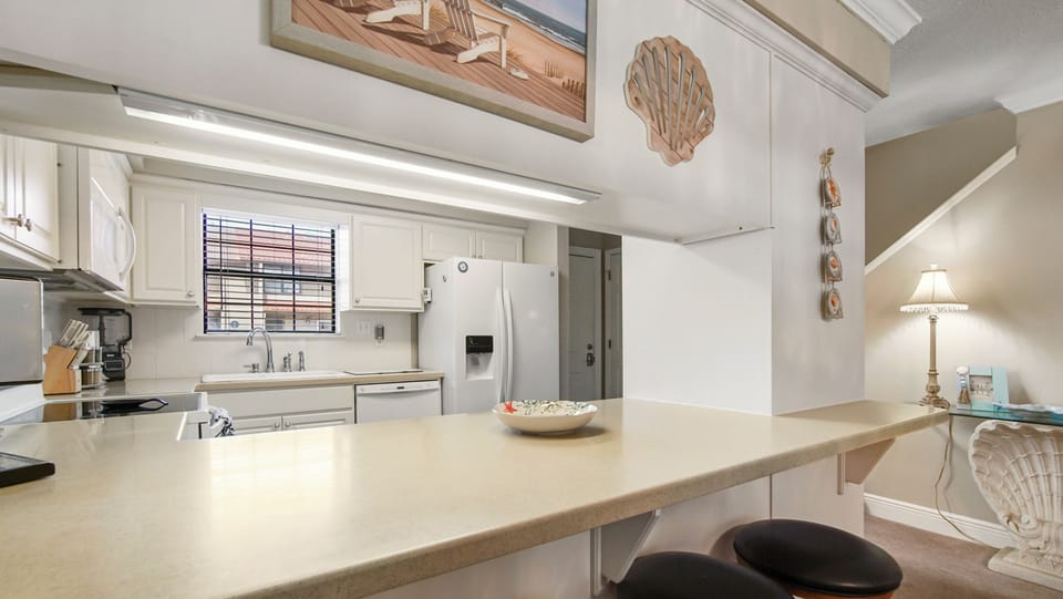 Kitchen counter with 4 Stools