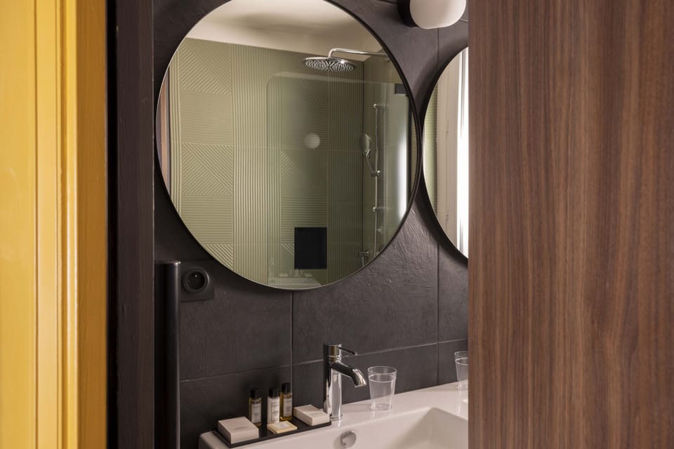 Junior Suite (Arabesque) | Bathroom | Combined shower/tub, rainfall showerhead, free toiletries, hair dryer