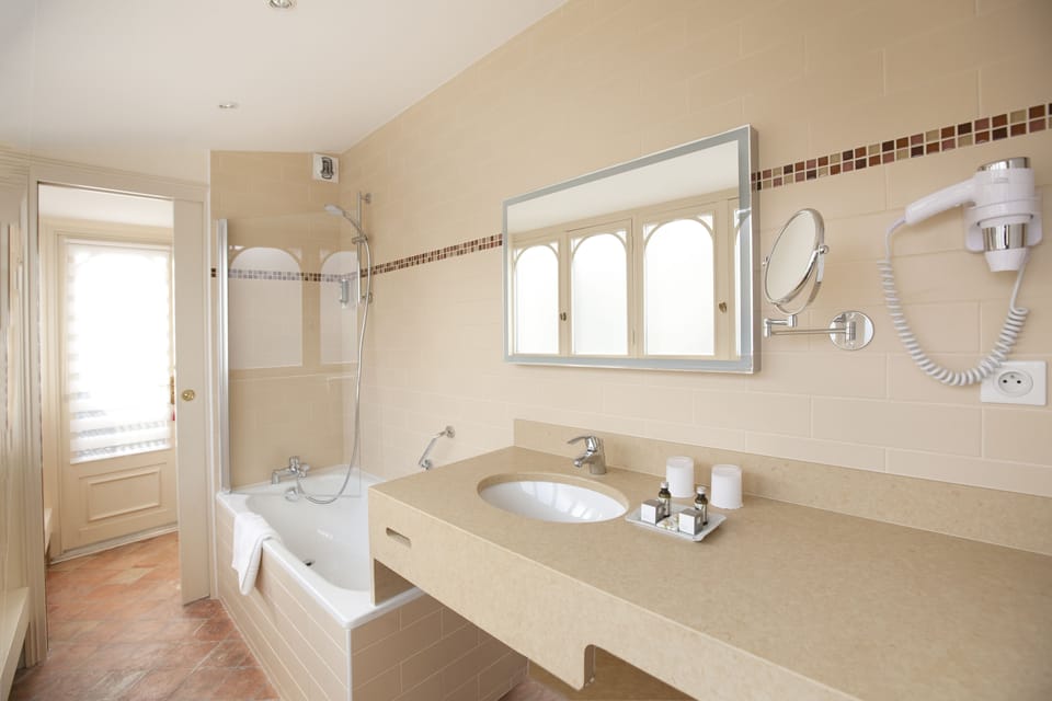 Chambre Exécutive 62 | Bathroom | Free toiletries, hair dryer, towels, soap