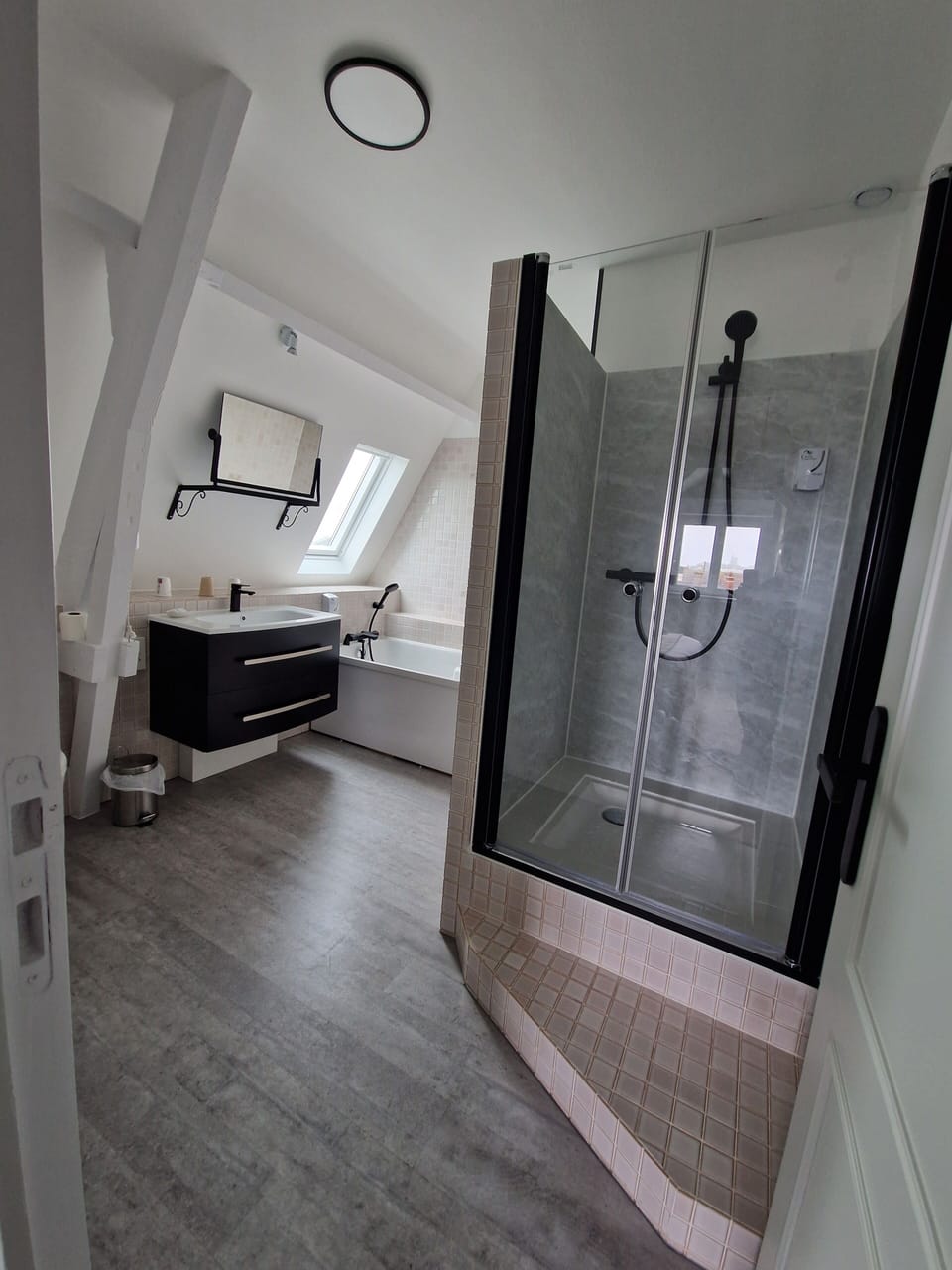 Superior Suite | Bathroom | Shower, hair dryer, towels