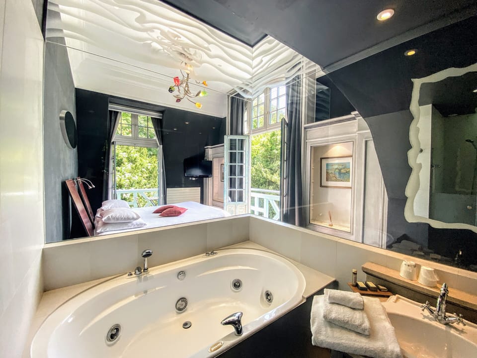 Junior Suite, River View | Bathroom | Hair dryer, towels