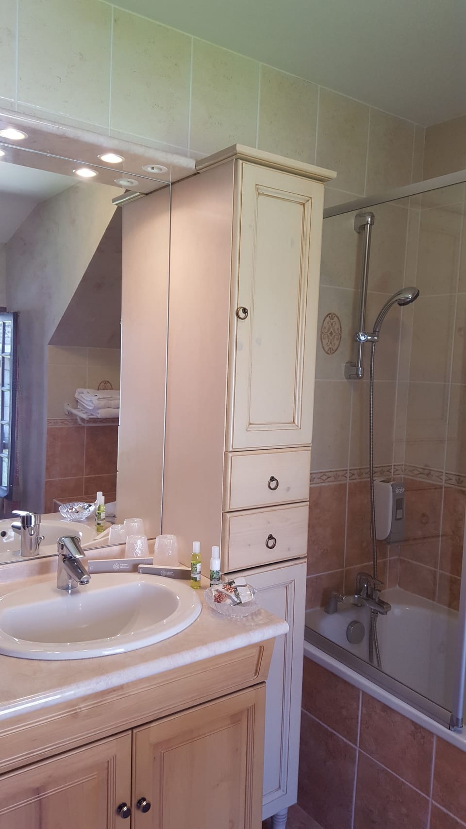 Room, River View (Dordogne Marguerite) | Bathroom | Free toiletries, hair dryer, bathrobes, towels