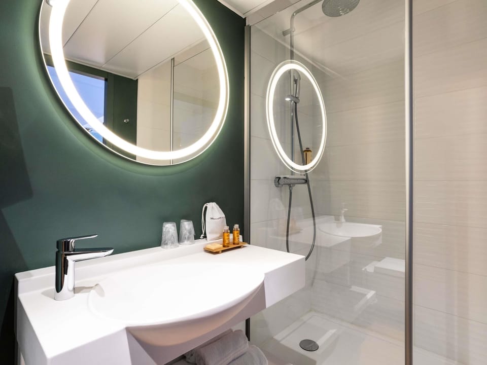 Minibar, in-room safe, laptop workspace, blackout drapes