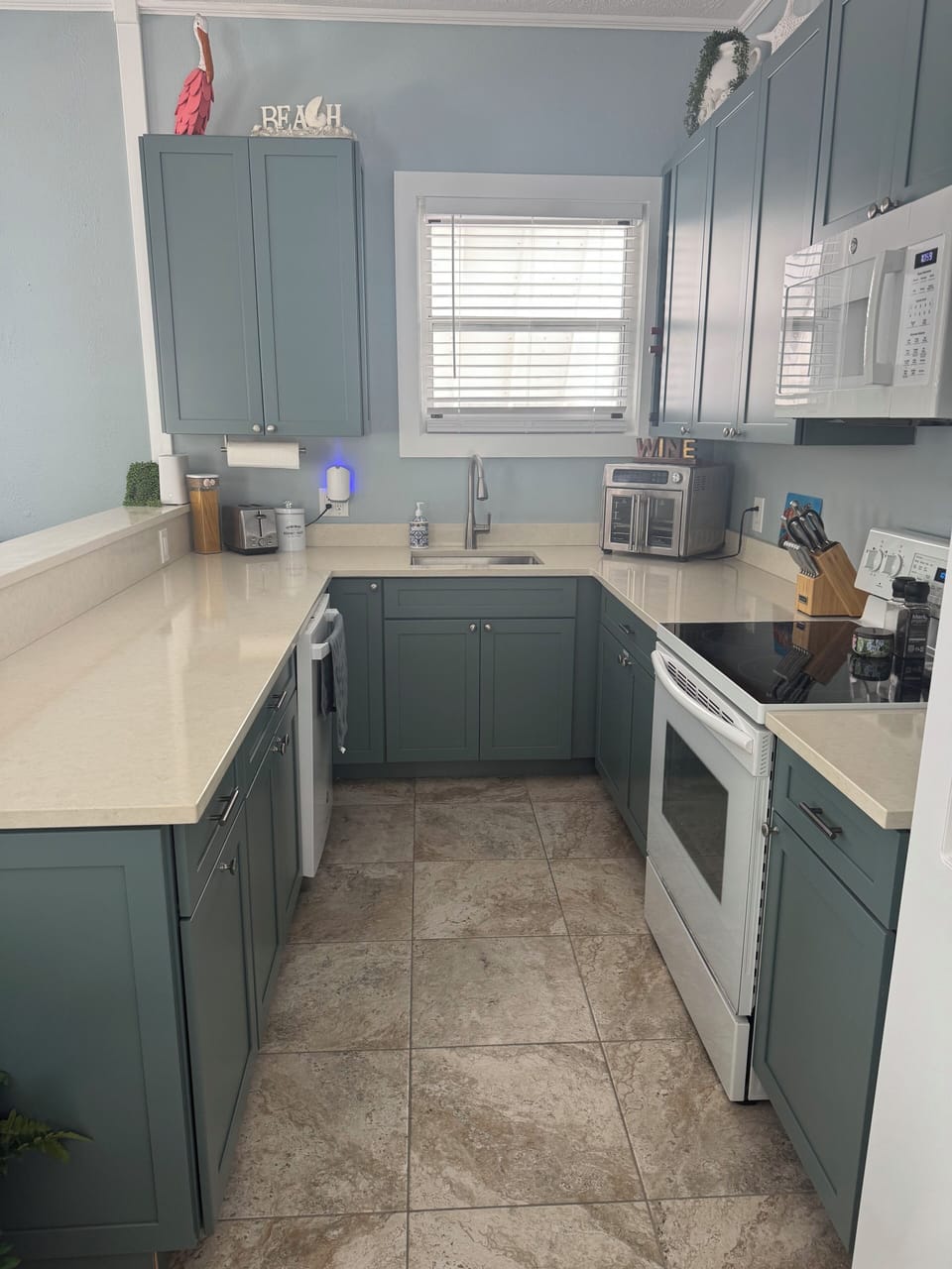 Equipped w/icemaker, dishwasher, microwave, toaster, air fryer, blender and more