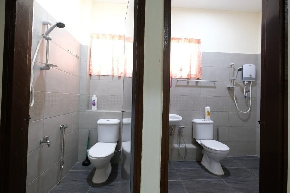Comfort House, City View | Bathroom | Slippers, bidet, towels