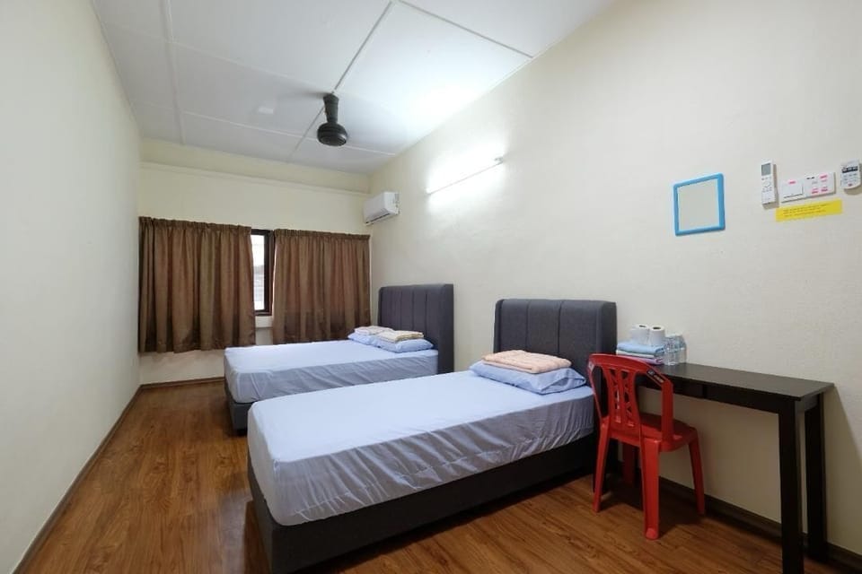 Comfort House, City View | Desk
