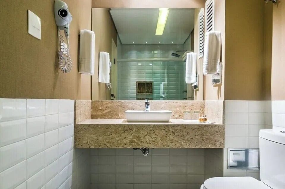 Deluxe Família | Bathroom | Combined shower/tub, deep soaking tub, free toiletries, hair dryer