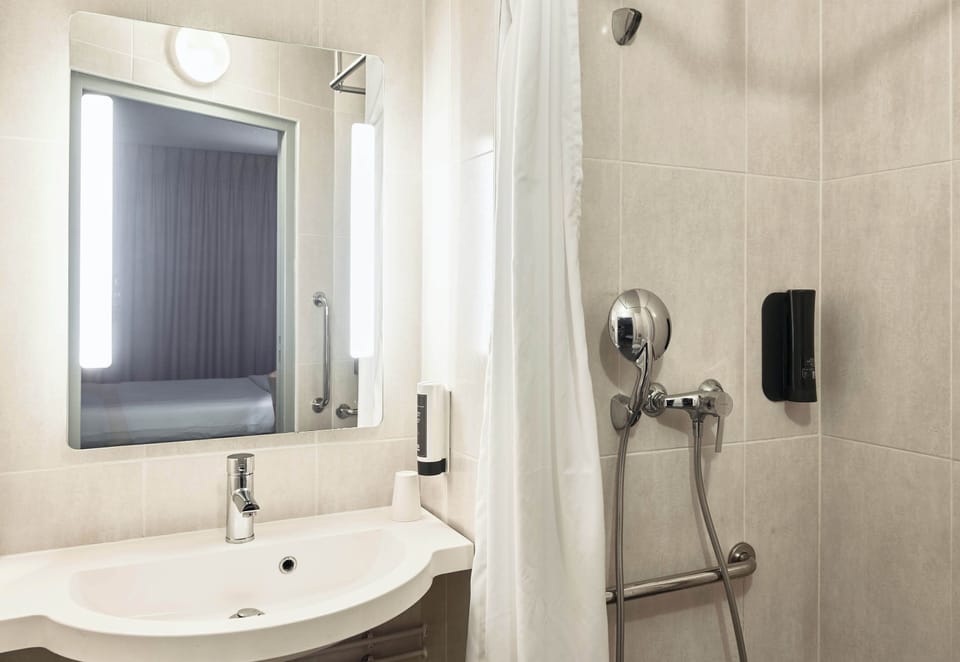 Double Room, Mobility Accessible, Non Smoking | Bathroom | Shower, towels