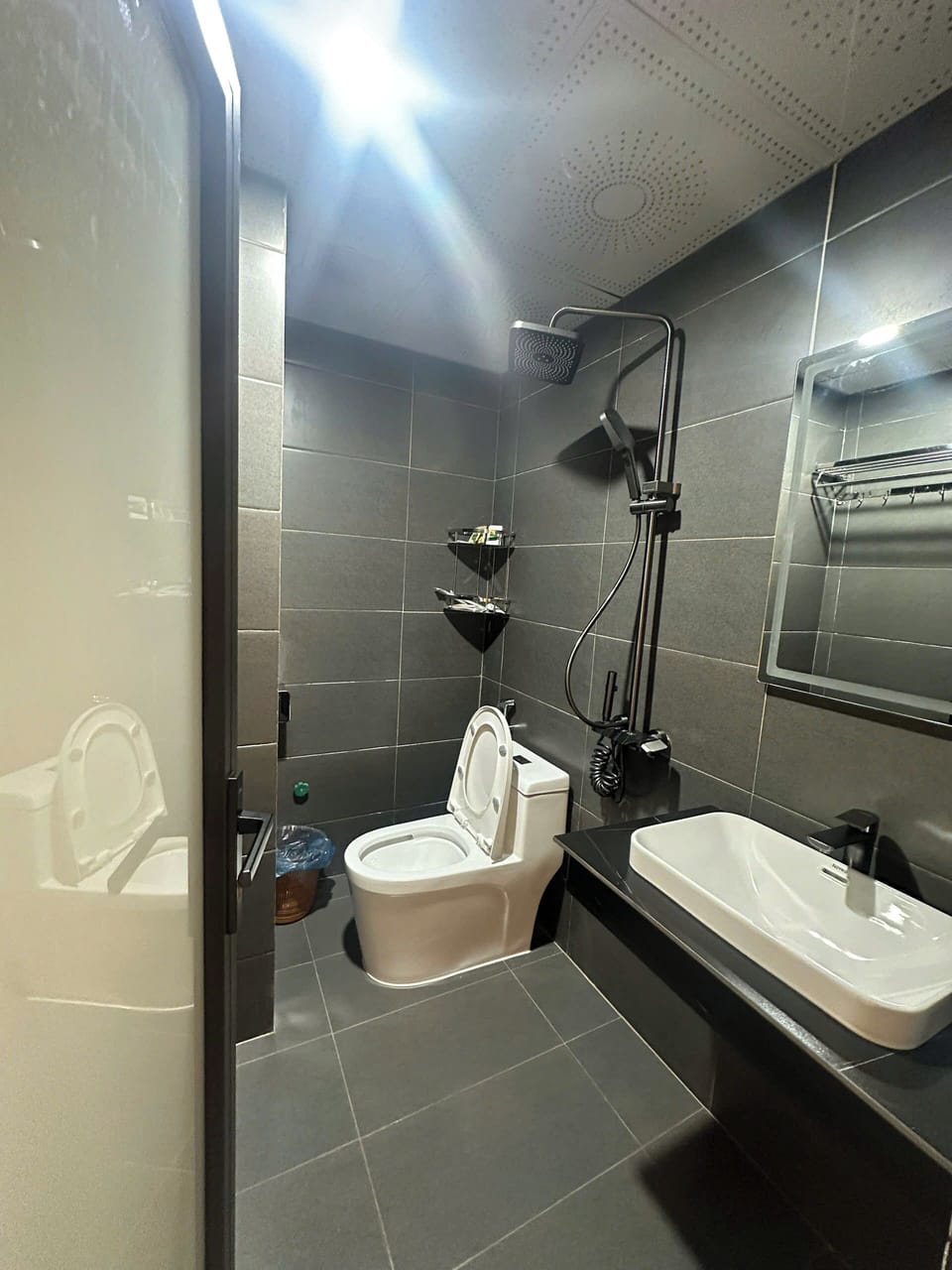 Standard Twin Room | Bathroom | Shower, rainfall showerhead, free toiletries, hair dryer