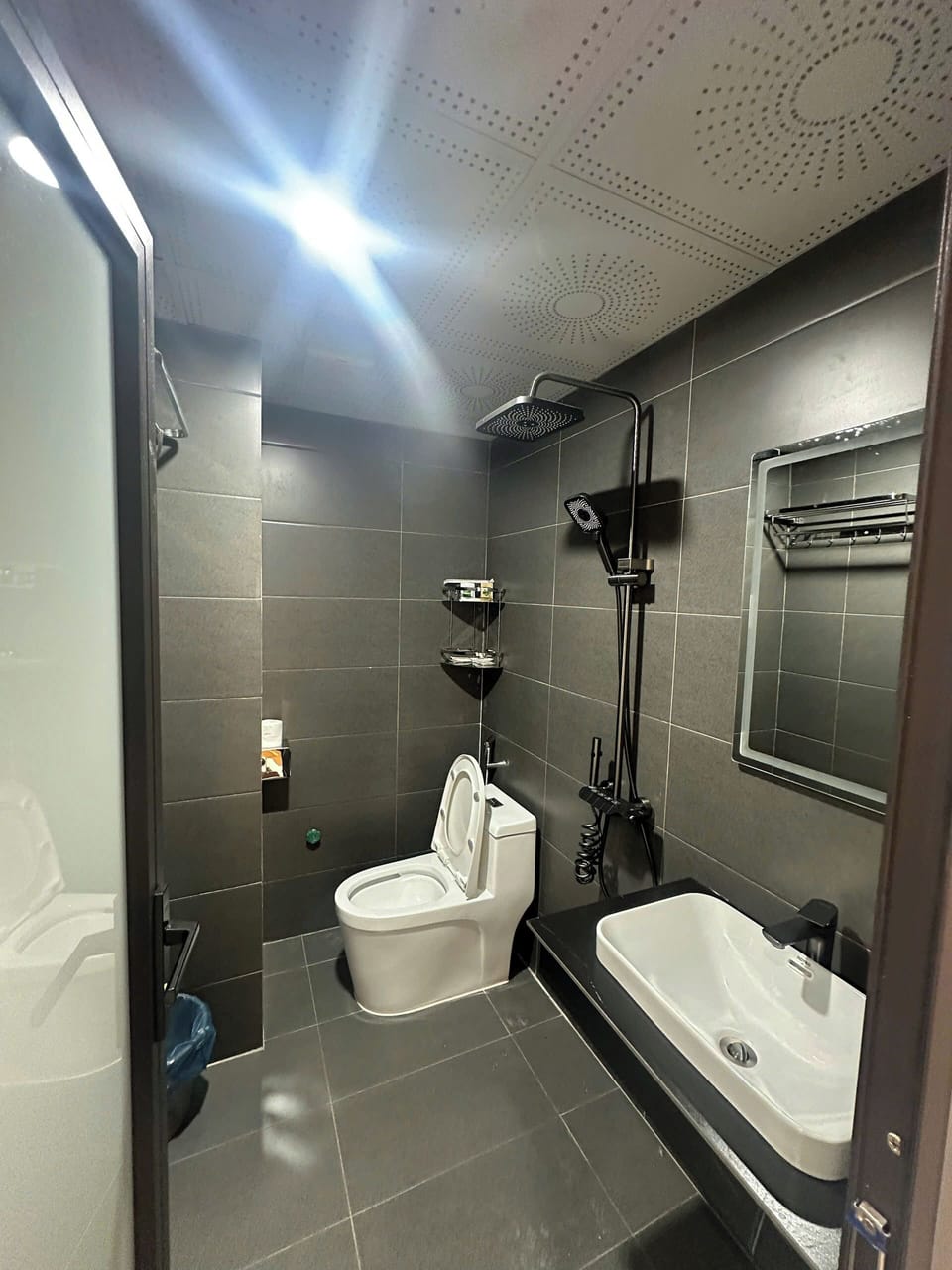 Standard Room, 1 Queen Bed | Bathroom | Shower, rainfall showerhead, free toiletries, hair dryer