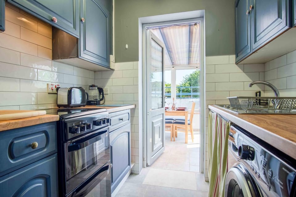 Cosy Cottage - 2 Bedroom Cottage - Mumbles (7229)