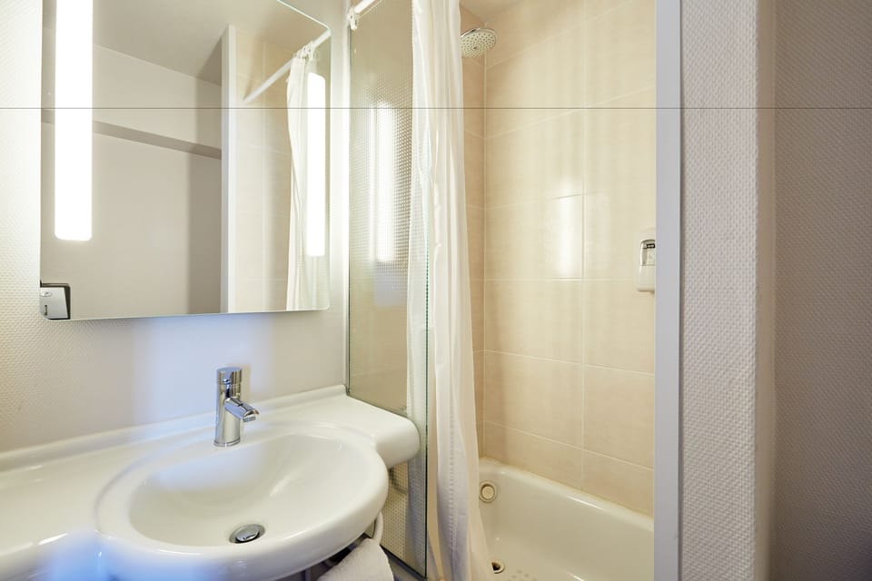 Shower, towels