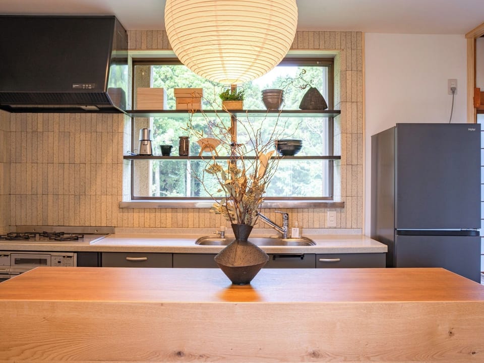 ・[Kitchen] A relaxing kitchen where you can cook while looking out at the nature outside the window