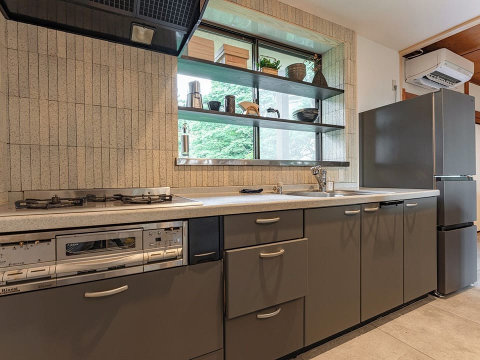 ・[Kitchen] Equipped with a 3-burner gas stove, oven range, refrigerator, rice cooker, etc.