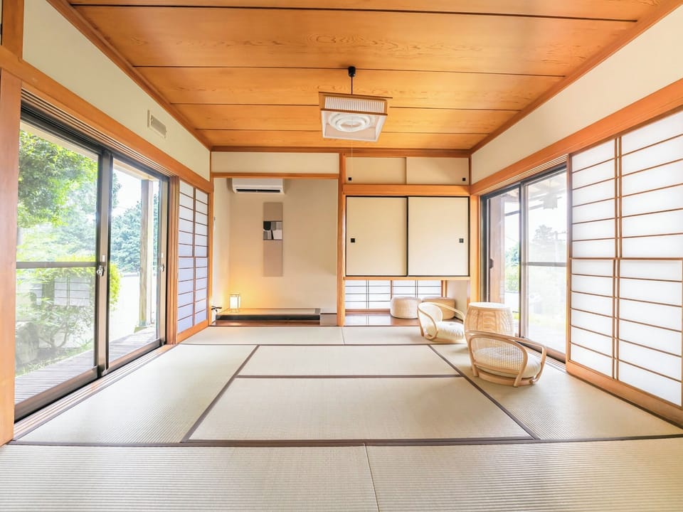 ・[Japanese-style room] A bright room with light coming in from both sides