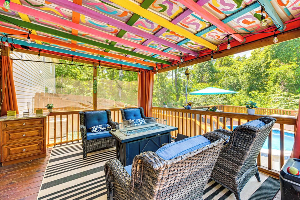 Screened-In Porch | Gas Fire Pit Table | Lounge Furniture