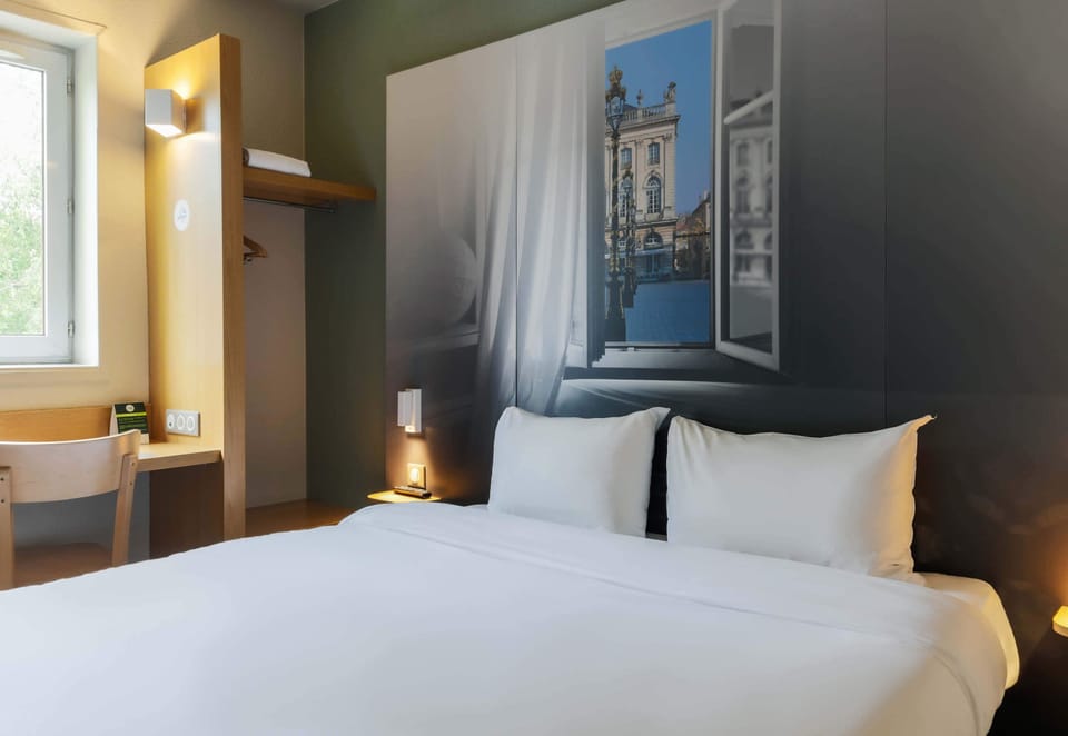 Premium bedding, desk, blackout drapes, soundproofing