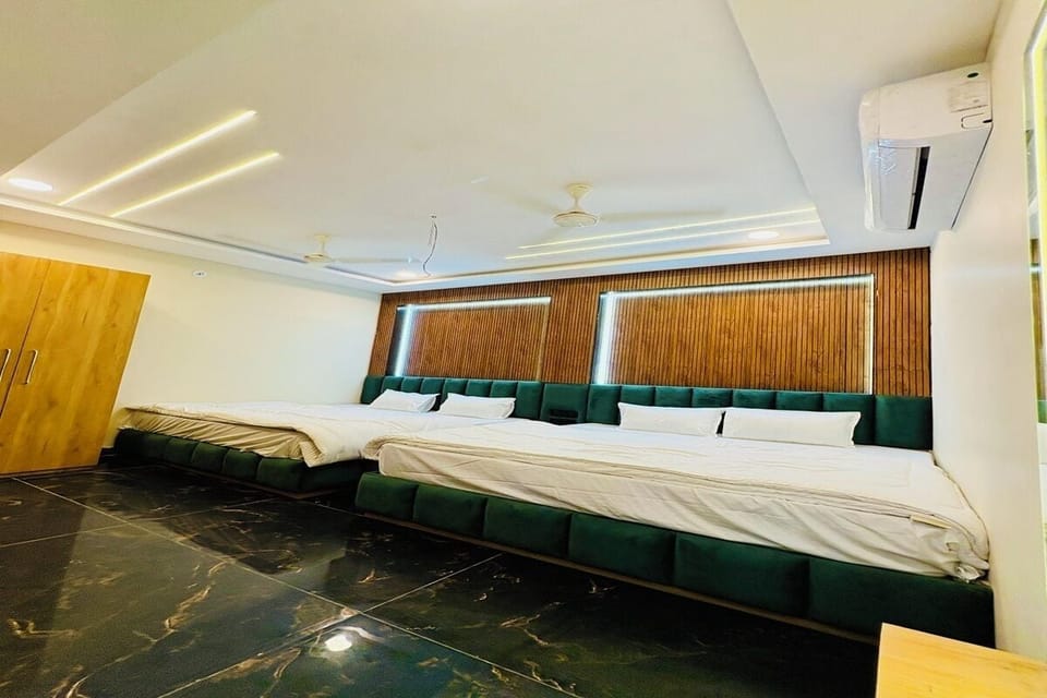Quadruple Room | In-room safe, desk, blackout drapes, WiFi (free)