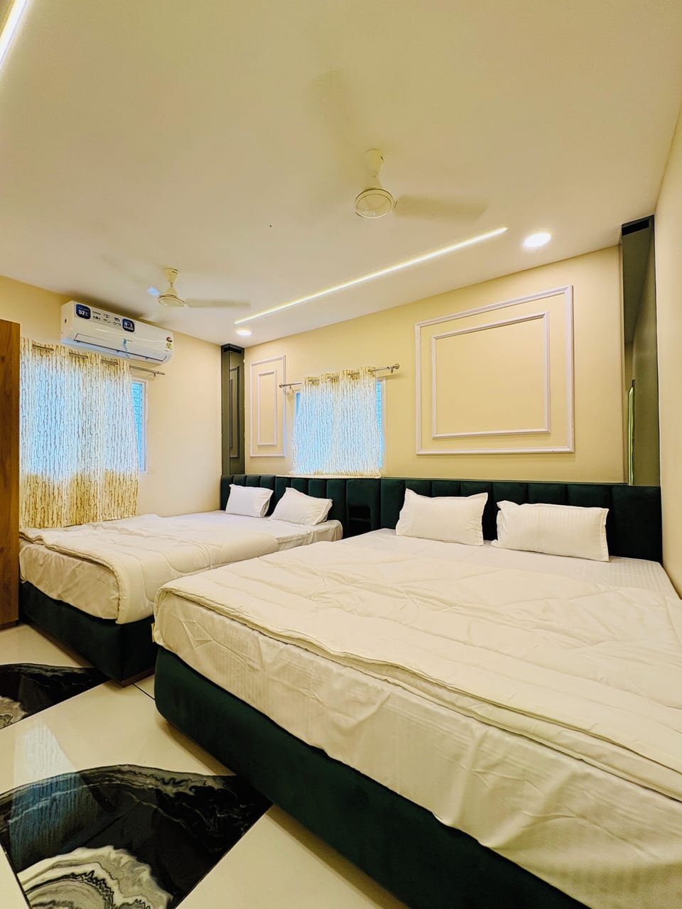 Quadruple Room | In-room safe, desk, blackout drapes, WiFi (free)