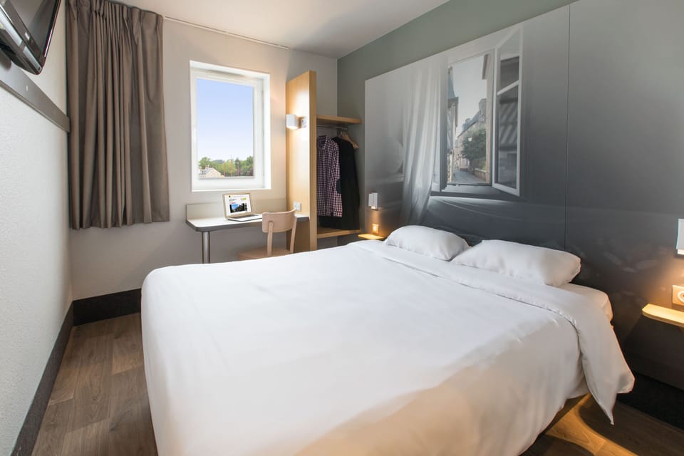 Premium bedding, desk, soundproofing, free WiFi