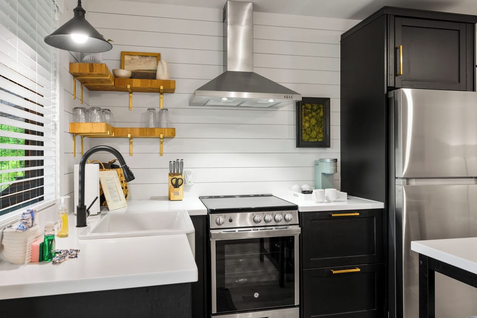 Fully equipped kitchen.