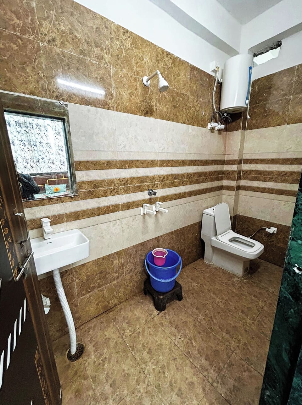 Deluxe Double Room, City View | Bathroom | Shower, rainfall showerhead, slippers