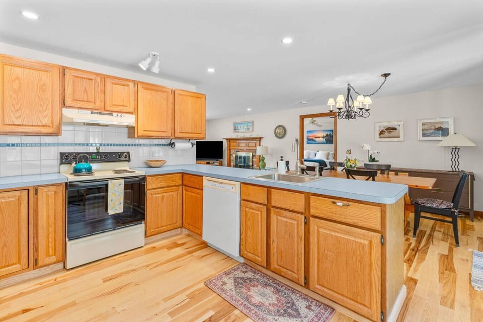 Fully-equipped kitchen with all the utensils and appliances you might need to enjoy a nice meal at home.