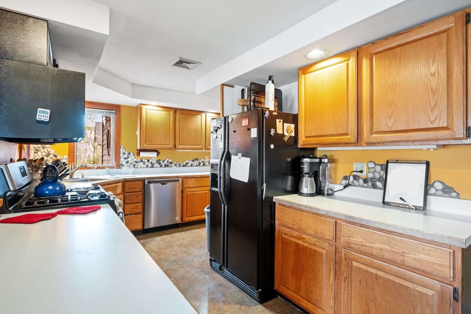 Lovely wrap around kitchen provides plenty of counter space to quick large, family meals.