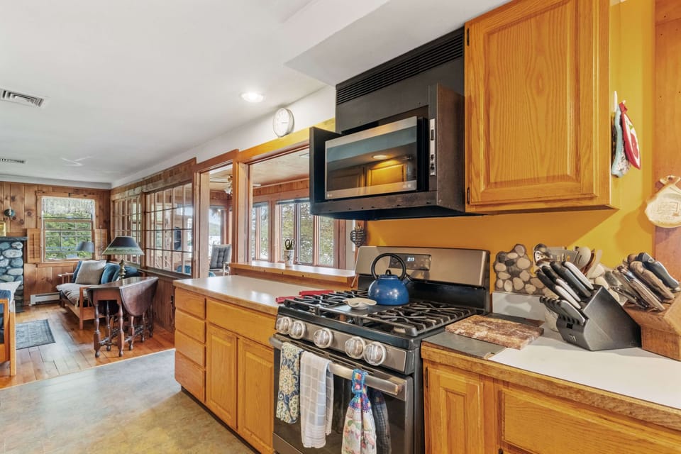 Kitchen with everything you need.