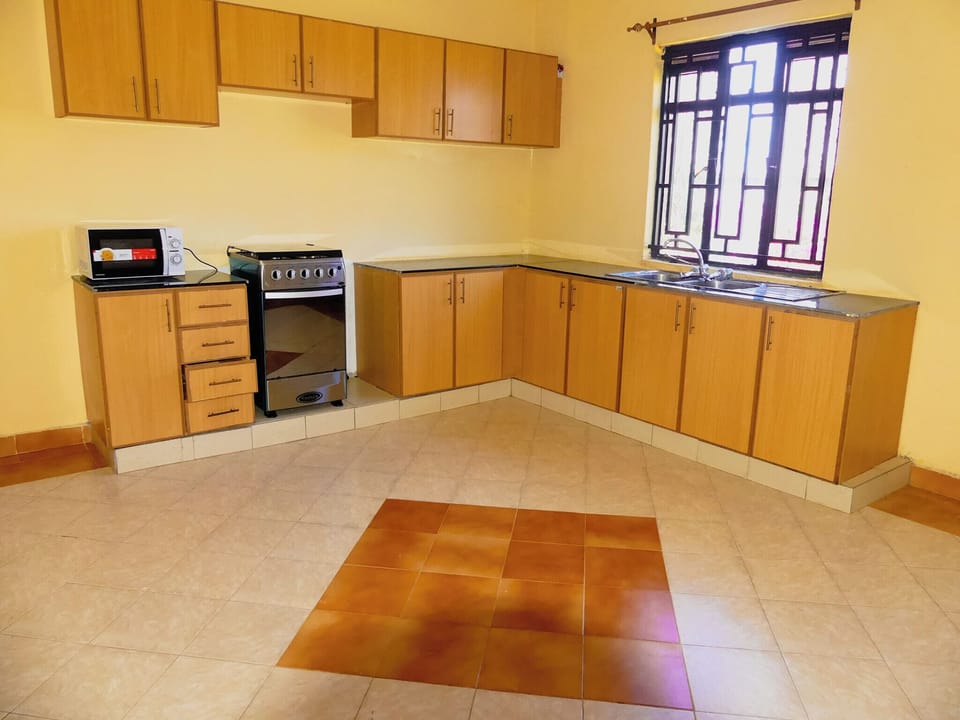 Microwave, cookware/dishes/utensils