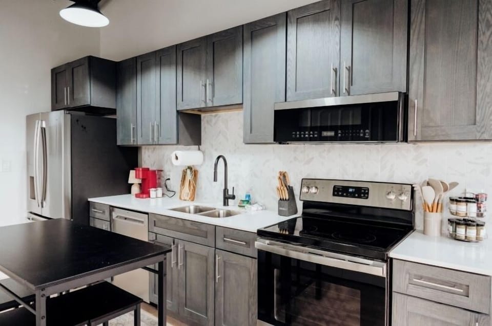 Enjoy cooking in this full kitchen