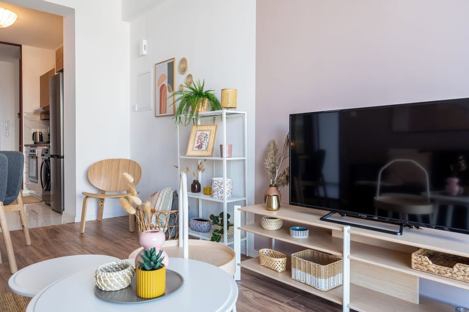 Arion | Living room | 43-inch Smart TV with digital channels, streaming services
