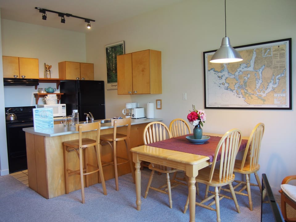 Oceanfront Studio Condo 15 | In-room dining
