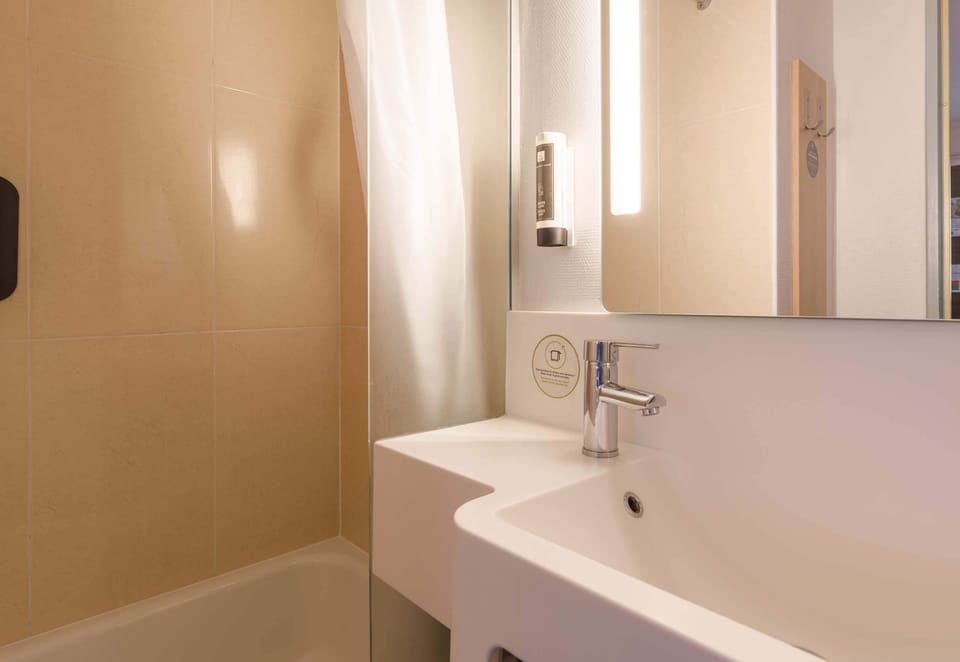Shower, towels