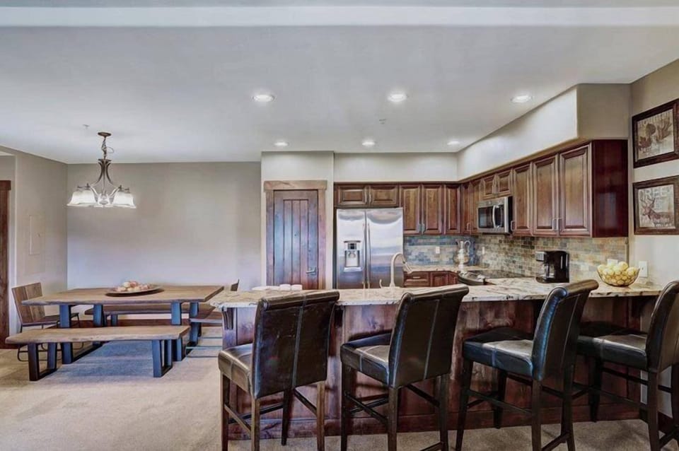 Condo (Luxury Crystal Peak Lodge 3 Bedroom C) | Living area