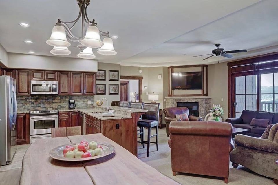 Condo (Luxury Crystal Peak Lodge 3 Bedroom C) | Living area