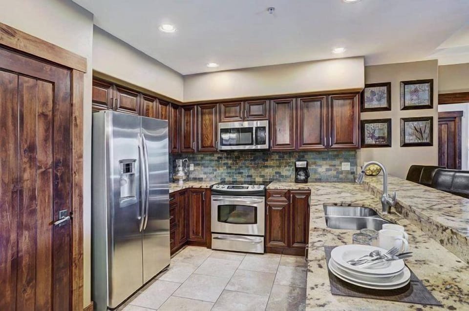 Condo (Luxury Crystal Peak Lodge 3 Bedroom C) | Private kitchen | Cookware/dishes/utensils