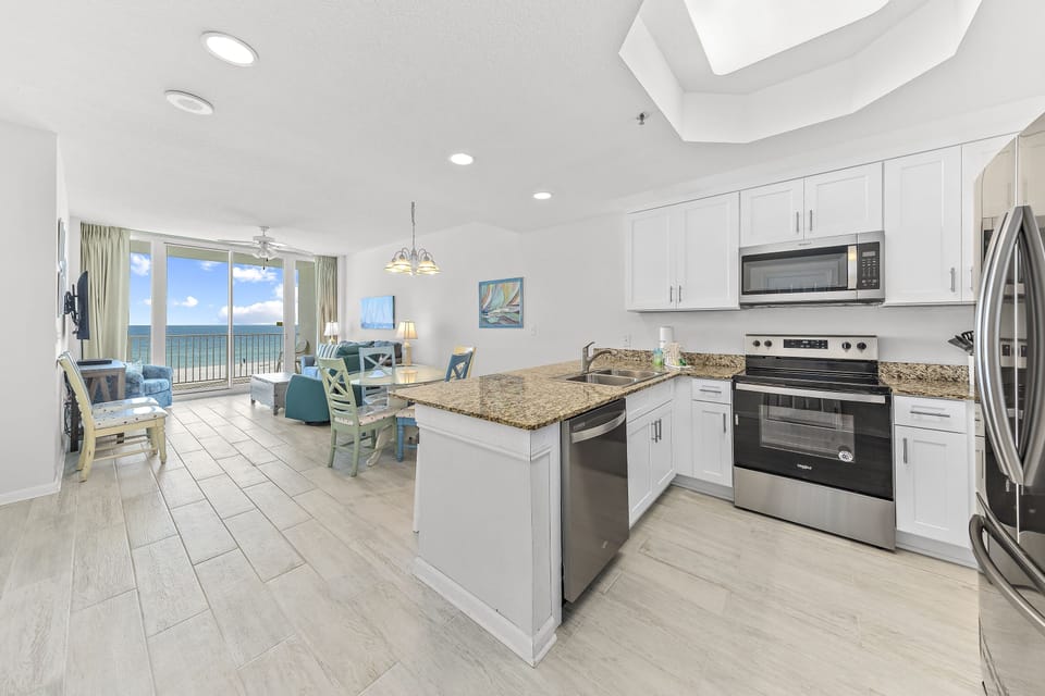 Signature Condo, 3 Bedrooms, Non Smoking, Kitchen | Private kitchen | Fridge, microwave, oven, stovetop