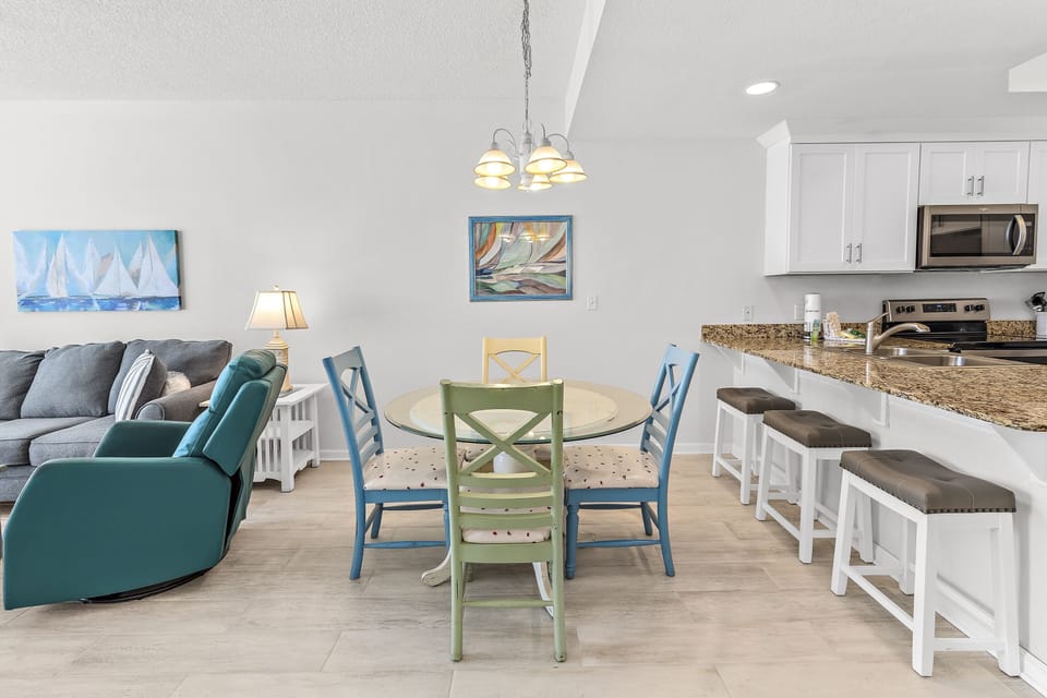 Signature Condo, 3 Bedrooms, Non Smoking, Kitchen | In-room dining
