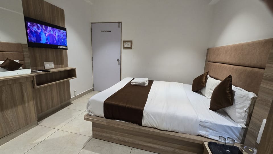 Desk, laptop workspace, free WiFi