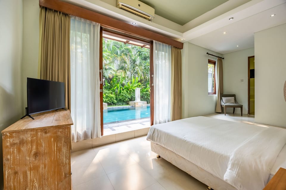 Deluxe Suite, Pool View | 1 bedroom, desk, laptop workspace, free WiFi