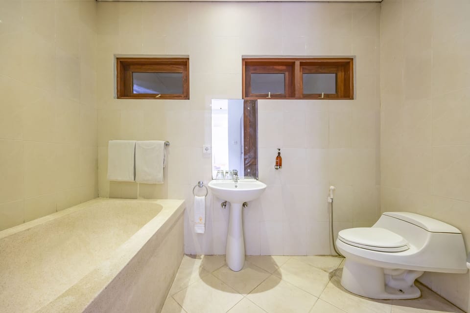 Deluxe Suite, Pool View | Bathroom
