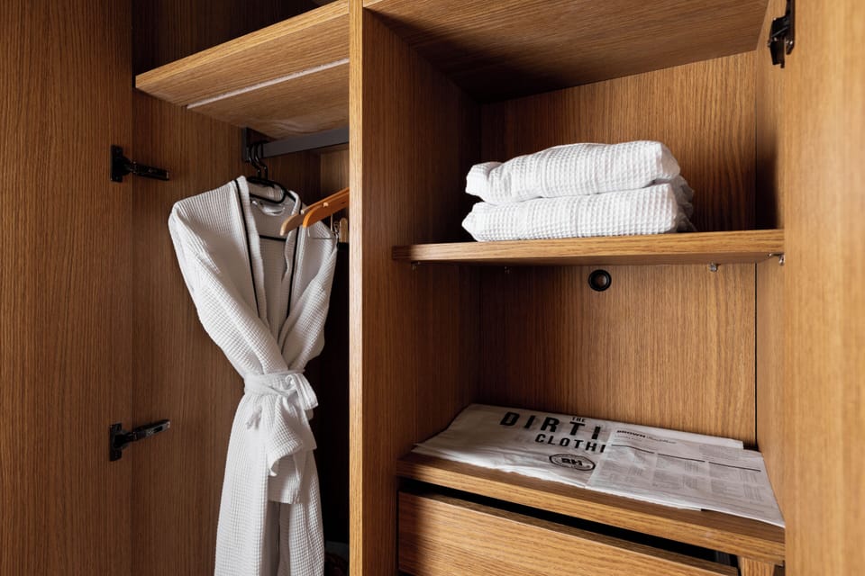 Minibar, free WiFi, bed sheets