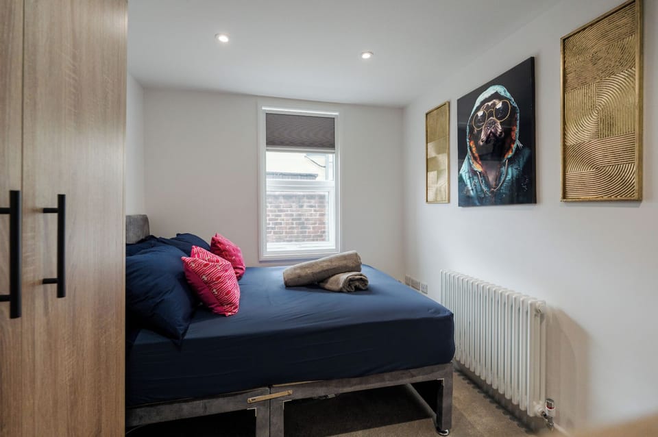 Bedroom 1:
A comfortable and inviting space featuring a double bed with fresh bedding and ample wardrobe storage. Perfect for relaxing after a long day, whether you’re here for work, a short break, or a longer stay in Warrington.