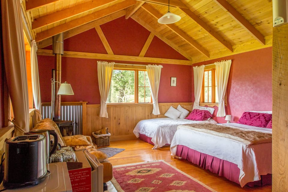 Chalet, 1 Bedroom, Fireplace, River View | Egyptian cotton sheets, premium bedding, iron/ironing board, free WiFi